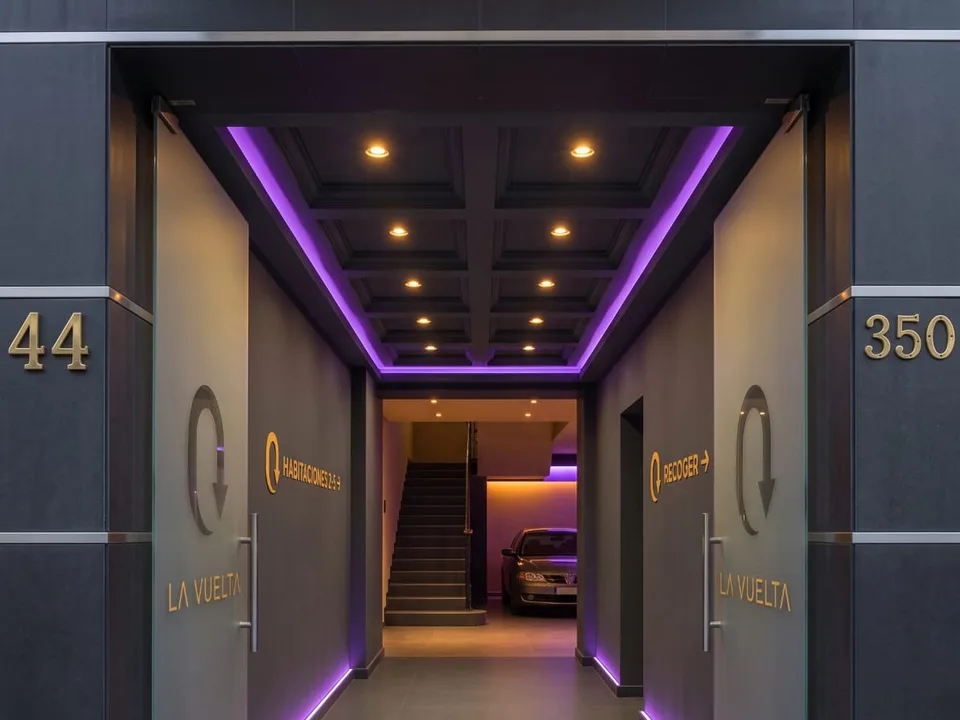 Entrada iluminada de Motel La Vuelta